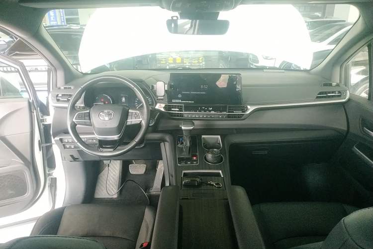 Used Toyota SIENNA 2023 2.5L Hybrid Deluxe Edition Center Console