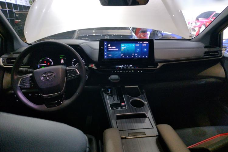 Used Toyota SIENNA 2023 2.5L Hybrid Deluxe Edition Center Console