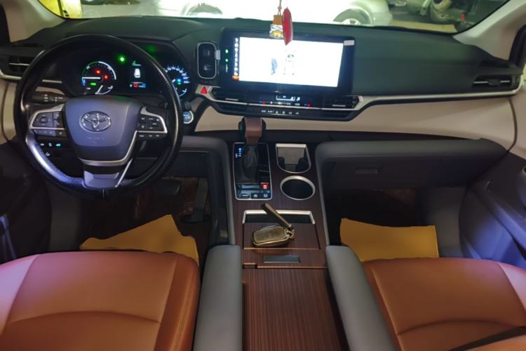 Used Toyota SIENNA 2023 2.5L Hybrid Comfort Edition Center Console