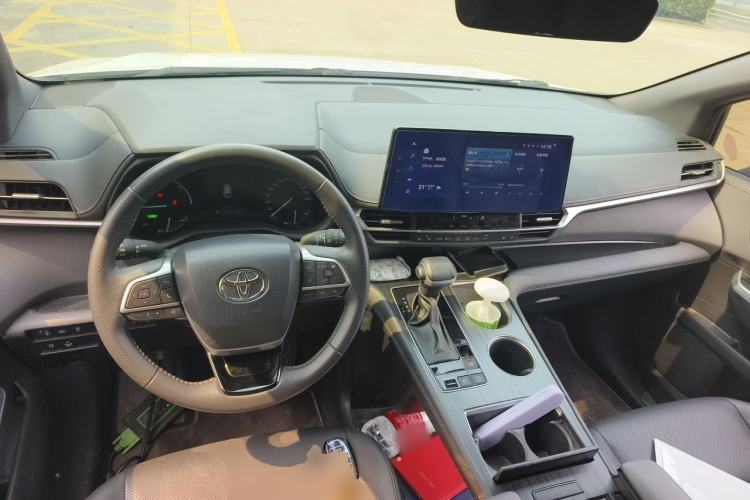 Used Toyota SIENNA 2023 2.5L Hybrid Deluxe Edition Center Console