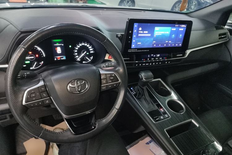 Used Toyota SIENNA 2023 2.5L Hybrid Deluxe Edition Center Console