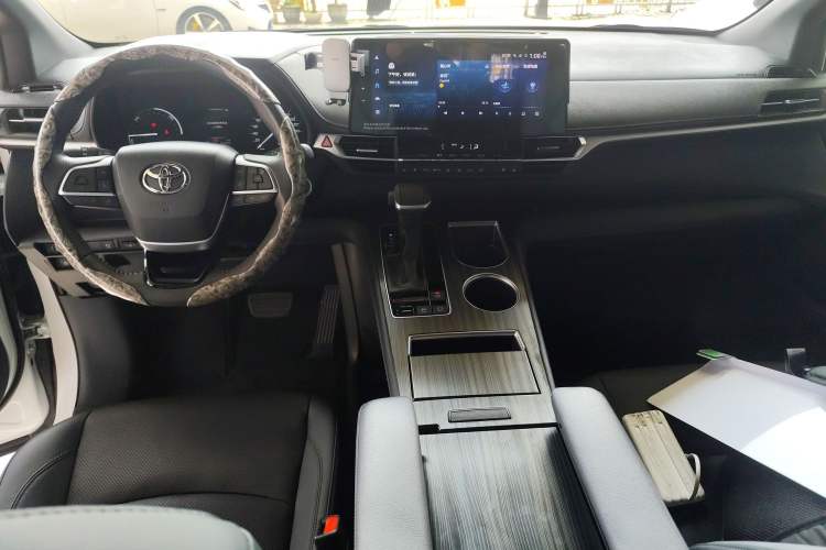Used Toyota SIENNA 2023 2.5L Hybrid Deluxe Edition Center Console