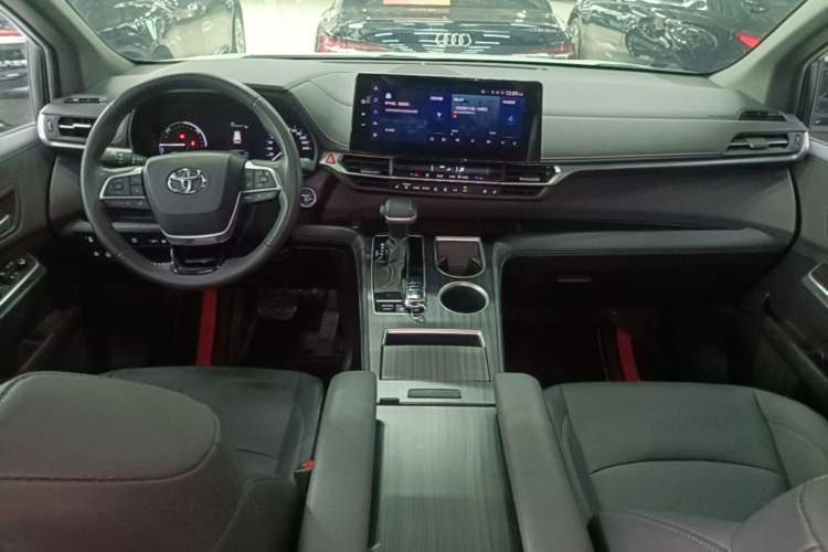 Used Toyota SIENNA 2023 2.5L Hybrid Deluxe Edition Center Console