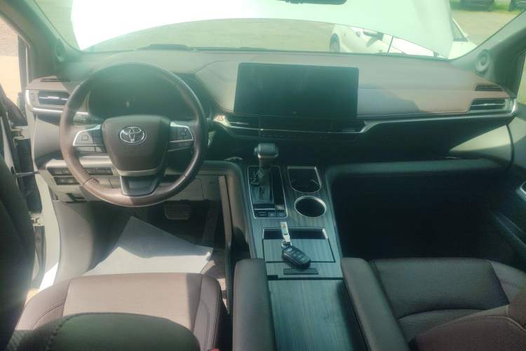 Used Toyota SIENNA 2023 2.5L Hybrid Platinum Edition Center Console