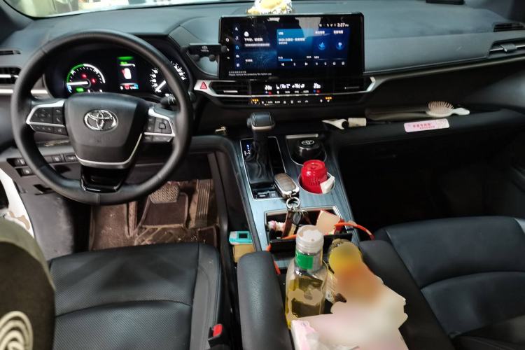 Used Toyota SIENNA 2023 2.5L Hybrid Deluxe Edition Center Console