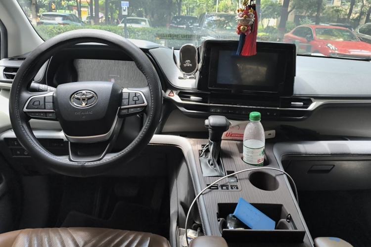 Used Toyota SIENNA 2023 2.5L Hybrid Comfort Edition Center Console
