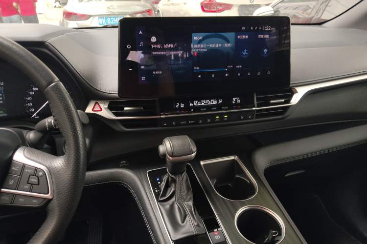 Used Toyota SIENNA 2023 2.5L Hybrid Deluxe Edition Center Console