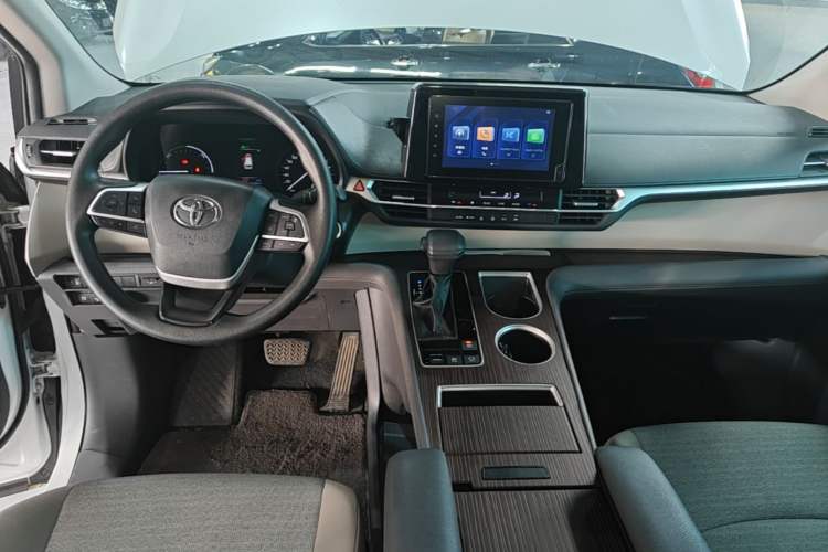 Used Toyota SIENNA 2023 2.5L Hybrid Comfort Edition Center Console