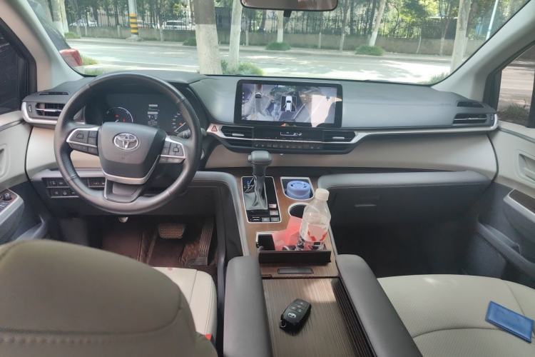 Used Toyota SIENNA 2023 2.5L Hybrid Comfort Edition Center Console