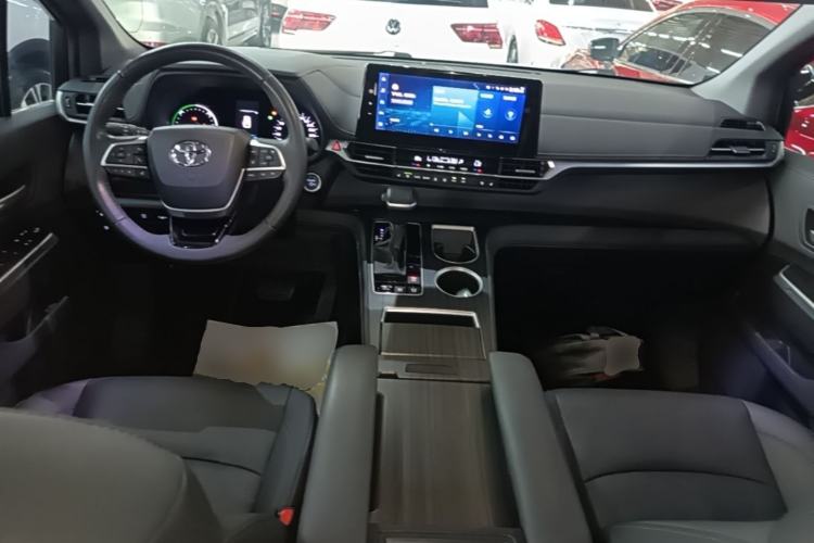 Used Toyota SIENNA 2023 2.5L Hybrid Deluxe Edition Center Console