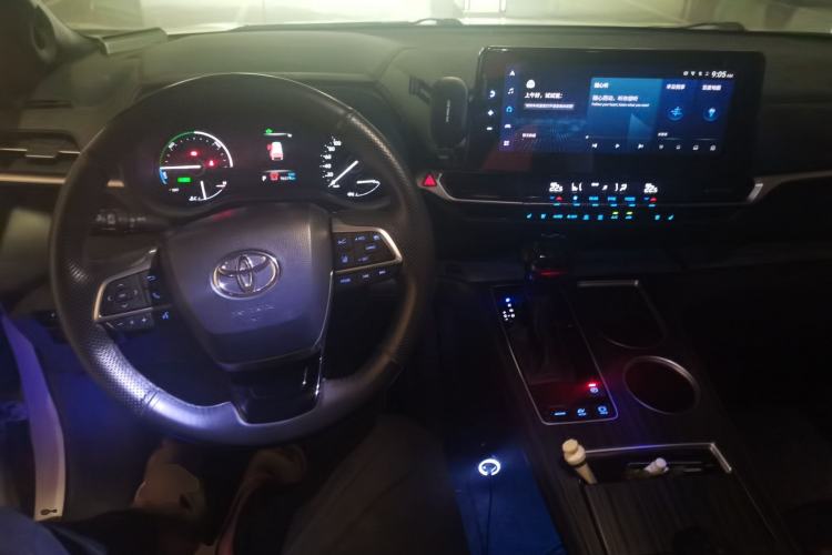 Used Toyota SIENNA 2023 2.5L Hybrid Deluxe Edition Center Console