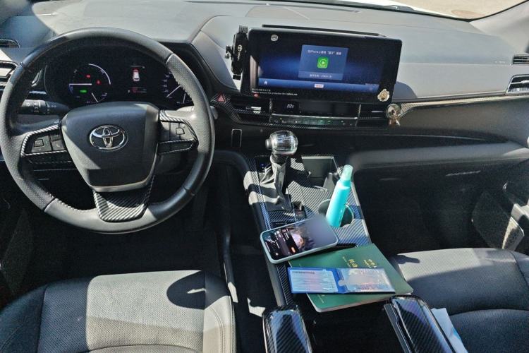 Used Toyota SIENNA 2023 2.5L Hybrid Deluxe Edition Center Console