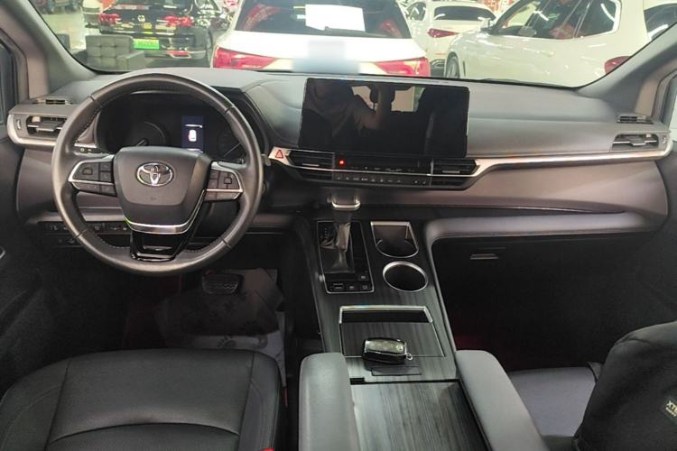 Used Toyota SIENNA 2023 2.5L Hybrid Deluxe Edition Center Console