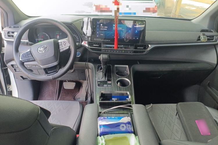 Used Toyota SIENNA 2023 2.5L Hybrid Deluxe Edition Center Console