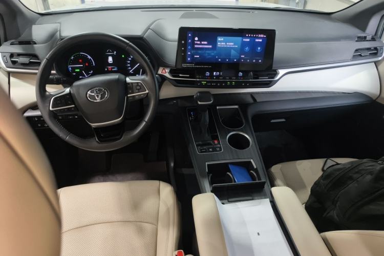 Used Toyota SIENNA 2023 2.5L Hybrid Deluxe Edition Center Console