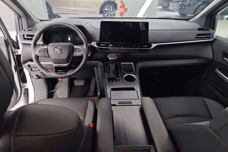 Used Toyota SIENNA 2023 2.5L Hybrid Deluxe Edition Center Console
