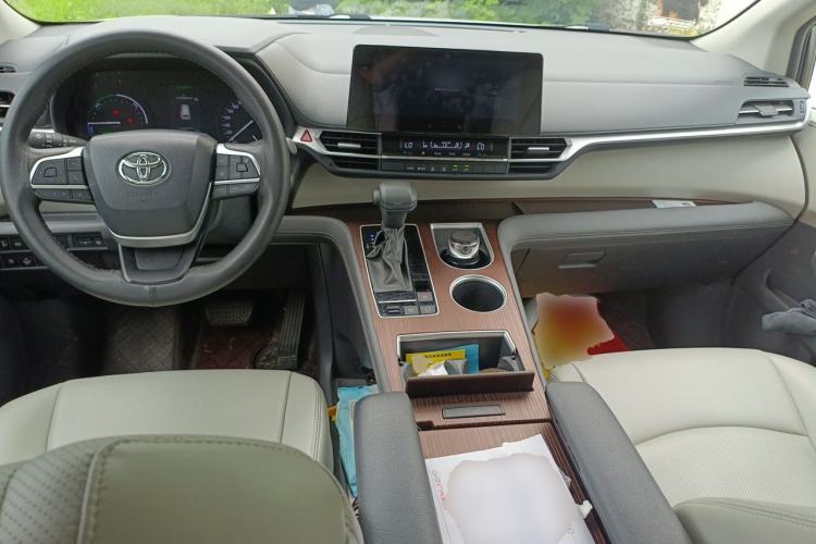 Used Toyota SIENNA 2023 2.5L Hybrid Comfort Edition Center Console