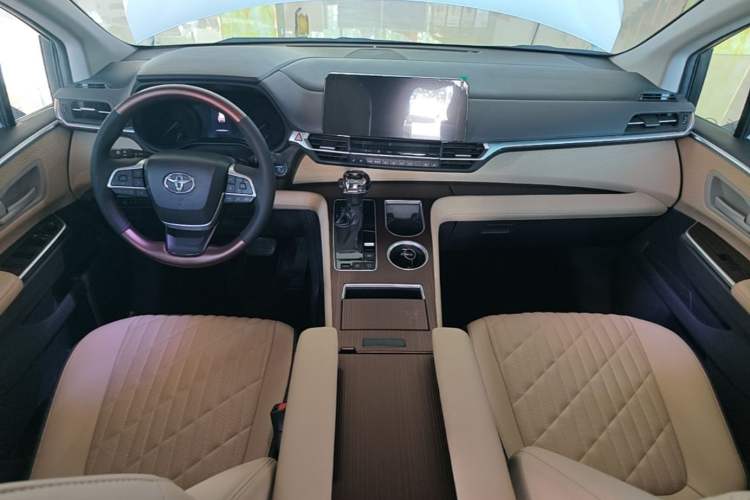 Used Toyota SIENNA 2023 2.5L Hybrid Comfort Edition Center Console