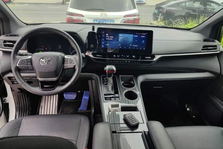Used Toyota SIENNA 2023 2.5L Hybrid Deluxe Edition Center Console