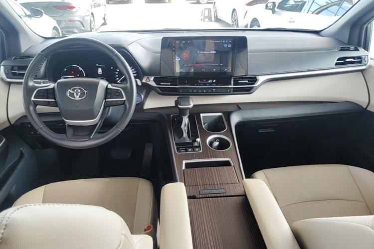 Used Toyota SIENNA 2023 2.5L Hybrid Luxury Edition Center Console