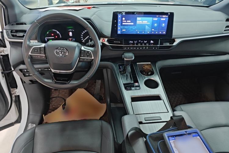 Used Toyota SIENNA 2023 2.5L Hybrid Deluxe Edition Center Console