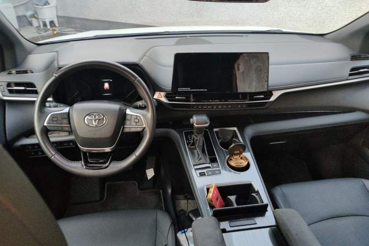 Used Toyota SIENNA 2023 2.5L Hybrid Deluxe Edition Center Console