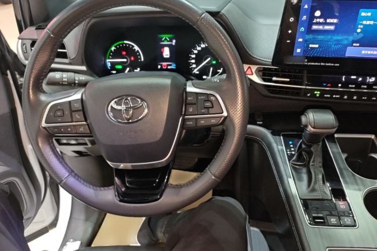 Used Toyota SIENNA 2023 2.5L Hybrid Deluxe Edition Center Console