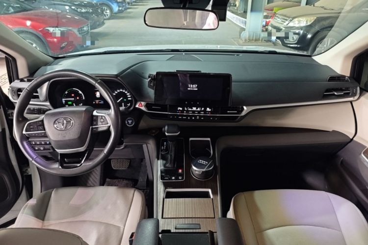 Used Toyota SIENNA 2023 2.5L Hybrid Comfort Edition Center Console