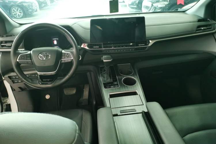 Used Toyota SIENNA 2023 2.5L Hybrid Deluxe Edition Center Console