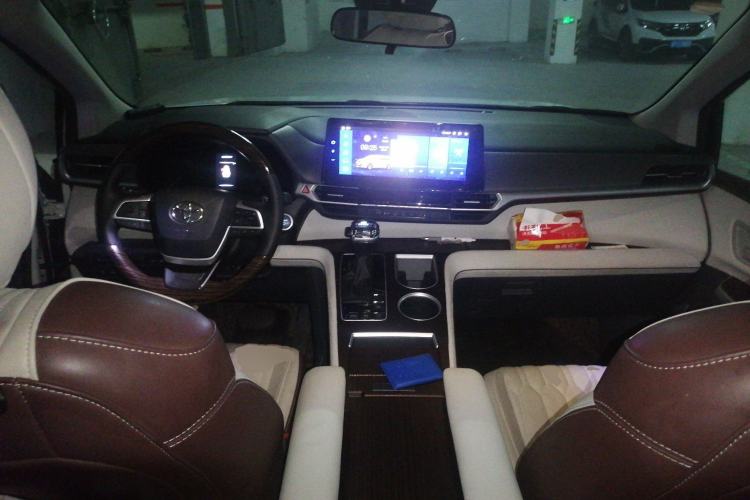 Used Toyota SIENNA 2023 2.5L Hybrid Comfort Edition Center Console