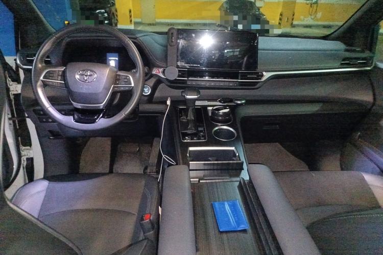 Used Toyota SIENNA 2023 2.5L Hybrid Deluxe Edition Center Console