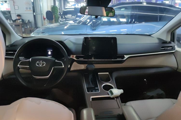 Used Toyota SIENNA 2023 2.5L Hybrid Comfort Edition Center Console