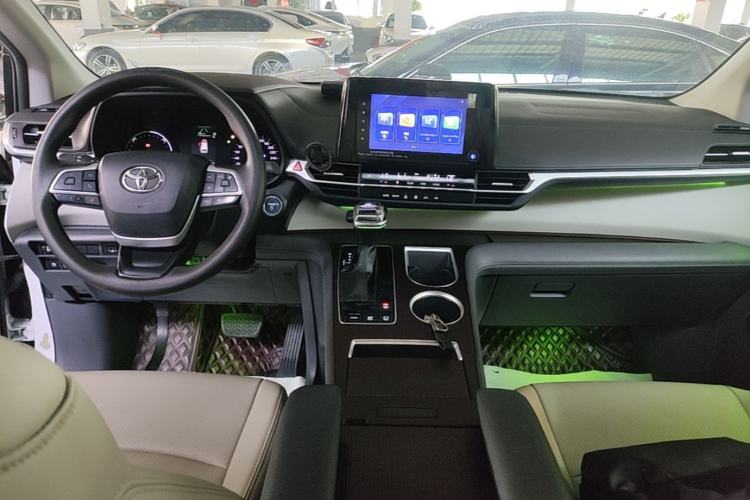 Used Toyota SIENNA 2023 2.5L Hybrid Comfort Edition Center Console