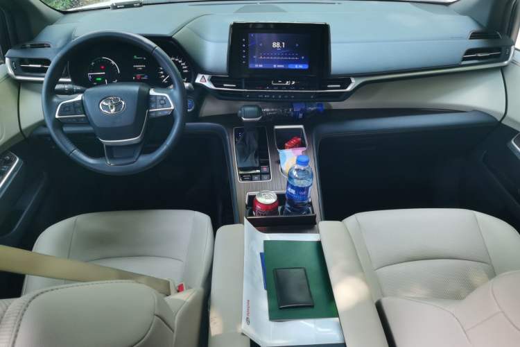 Used Toyota SIENNA 2023 2.5L Hybrid Luxury Edition Center Console