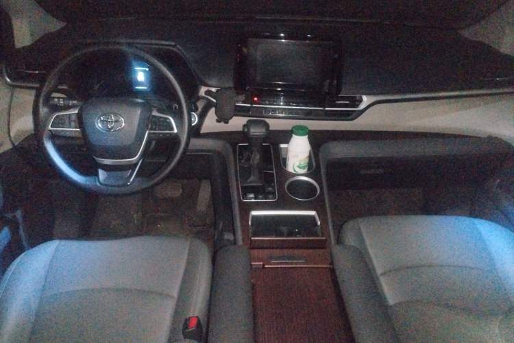 Used Toyota SIENNA 2023 2.5L Hybrid Comfort Edition Center Console