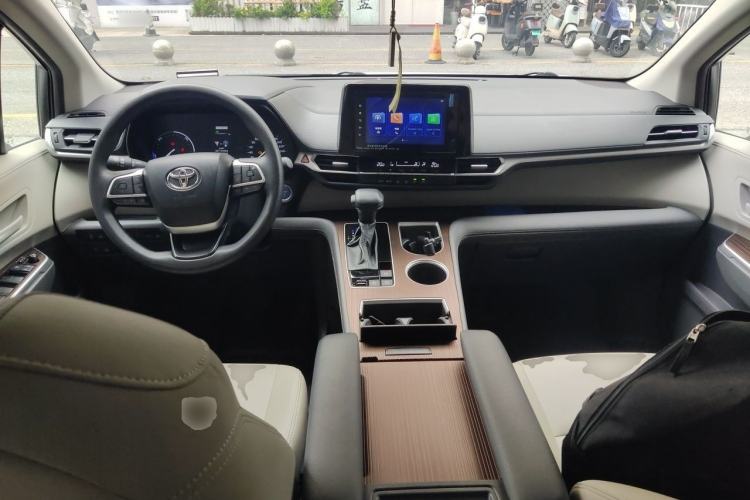 Used Toyota SIENNA 2023 2.5L Hybrid Comfort Edition Center Console