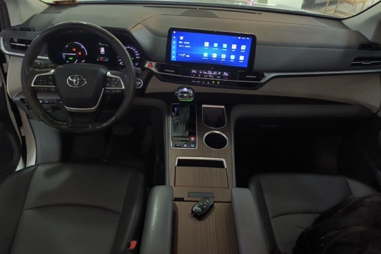 Used Toyota SIENNA 2023 2.5L Hybrid Comfort Edition Center Console