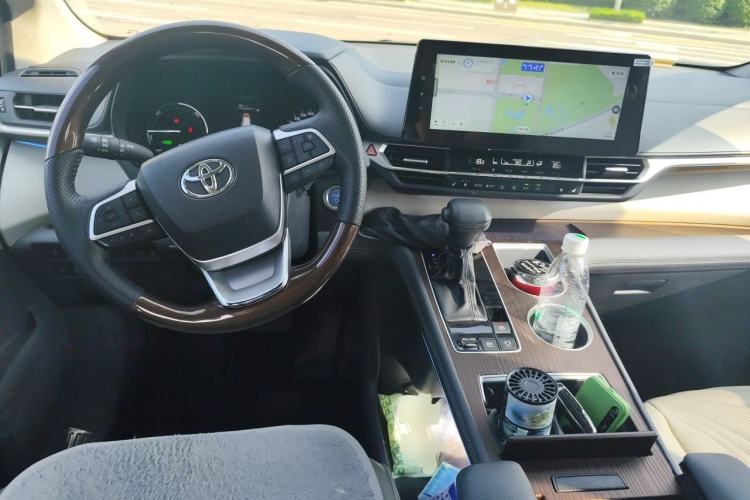 Used Toyota SIENNA 2023 2.5L Hybrid Comfort Edition Center Console