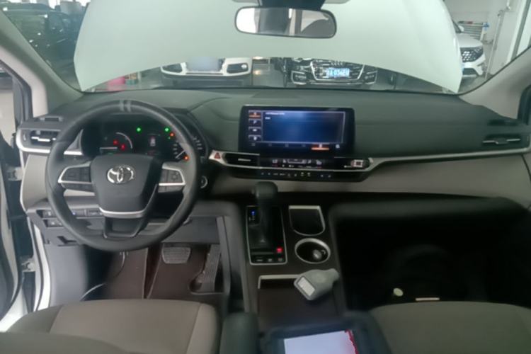 Used Toyota SIENNA 2023 2.5L Hybrid Comfort Edition Center Console
