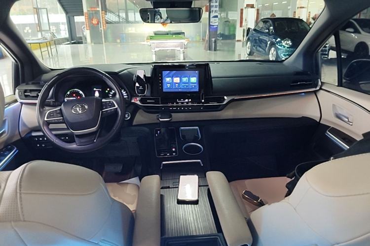 Used Toyota SIENNA 2023 2.5L Hybrid Luxury Edition Center Console