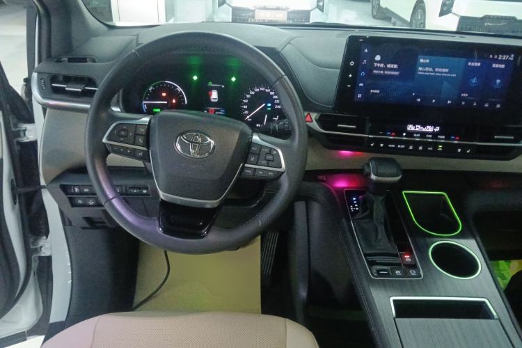 Used Toyota SIENNA 2023 2.5L Hybrid Deluxe Edition Center Console