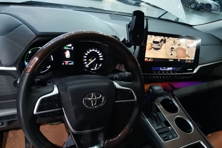 Used Toyota SIENNA 2023 2.5L Hybrid Comfort Edition Center Console
