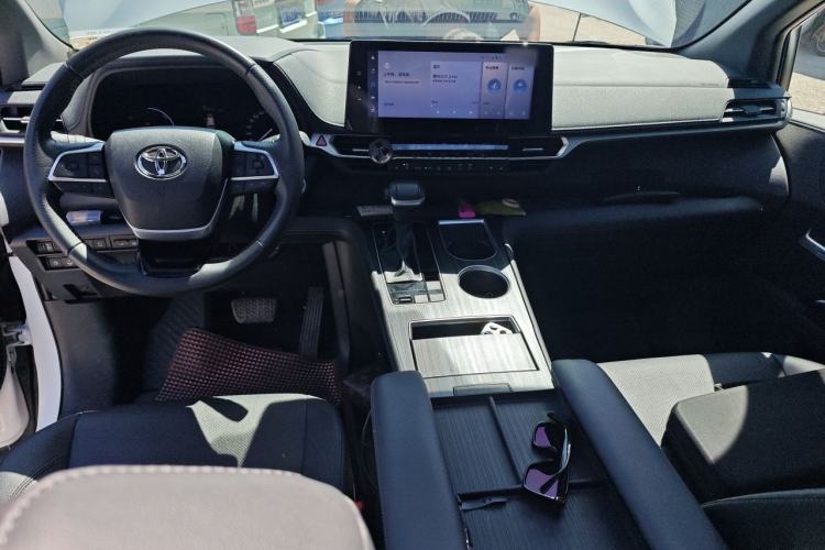 Used Toyota SIENNA 2023 2.5L Hybrid Deluxe Edition Center Console