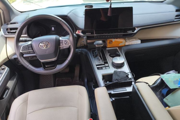 Used Toyota SIENNA 2023 2.5L Hybrid Deluxe Edition Center Console