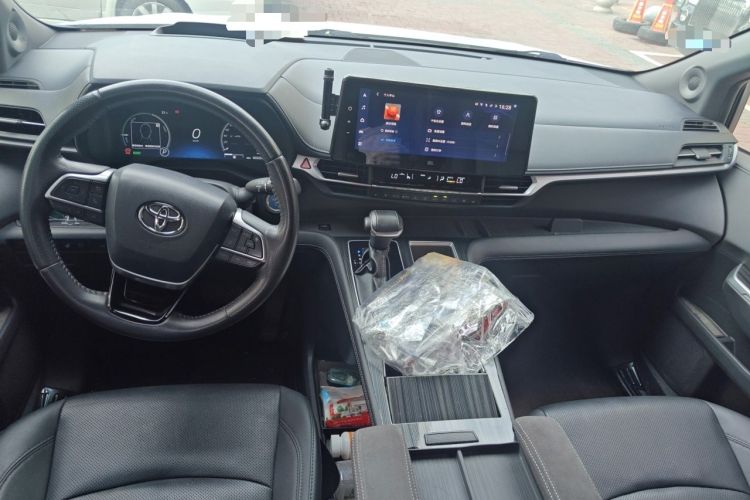Used Toyota SIENNA 2023 2.5L Hybrid Platinum Edition Center Console