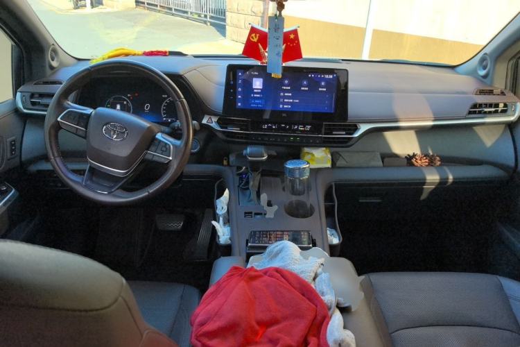 Used Toyota SIENNA 2023 2.5L Hybrid Platinum Edition Center Console