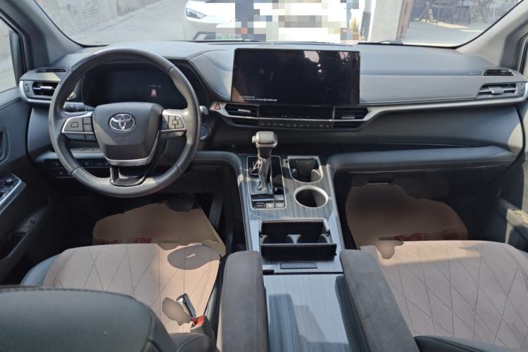 Used Toyota SIENNA 2023 2.5L Hybrid Deluxe Edition Center Console