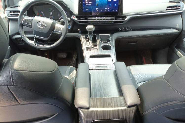 Used Toyota SIENNA 2023 2.5L Hybrid Deluxe Edition Center Console