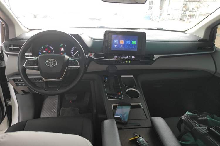 Used Toyota SIENNA 2023 2.5L Hybrid Comfort Edition Center Console
