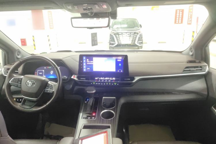 Used Toyota SIENNA 2023 2.5L Hybrid Platinum Edition Center Console